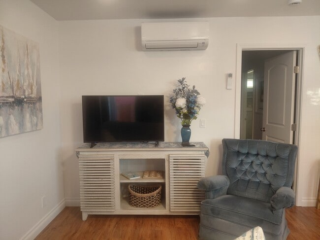 Photo - 959 St Mary Ave