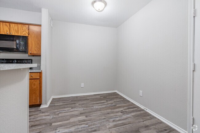 1BR, 1BA - 594SF - Dining Room