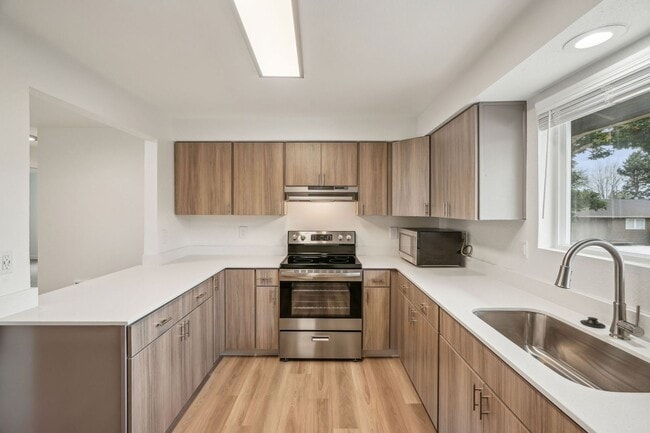 The Arch - Apartments & Townhomes
