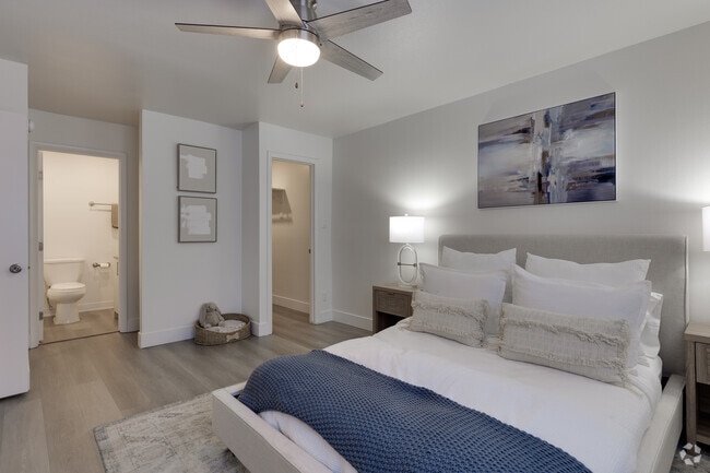 2BR, 2BA - 912SF - Primary Bedroom - Central on Broadway