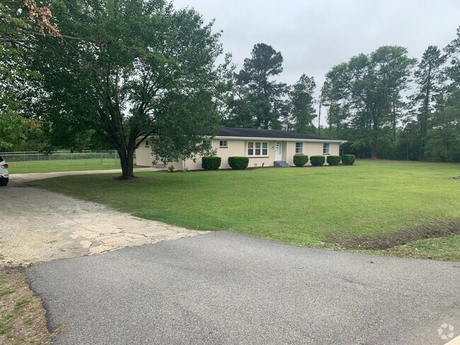 Building Photo - AVAILABLE August 2025! 3 Bedrooms/1 1/2 Ba... Rental