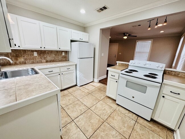 Photo - 3628 Chippewa St