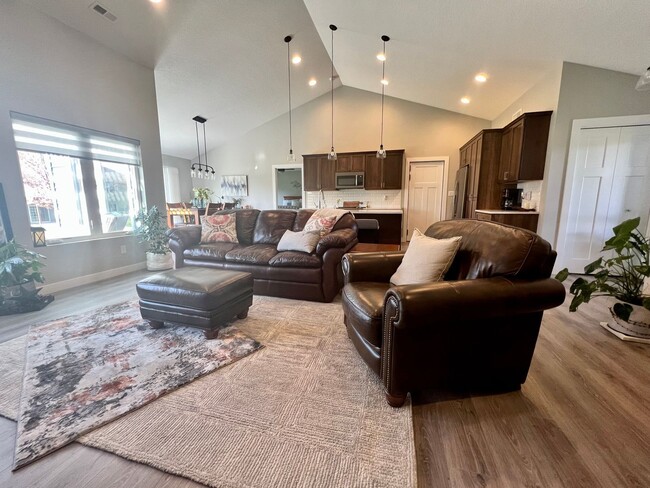 Photo - Fully Furnished 3-Bed House in Cedar Falls