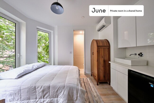 Room in Shared 4 bed/4 bath home in Ditmas Park