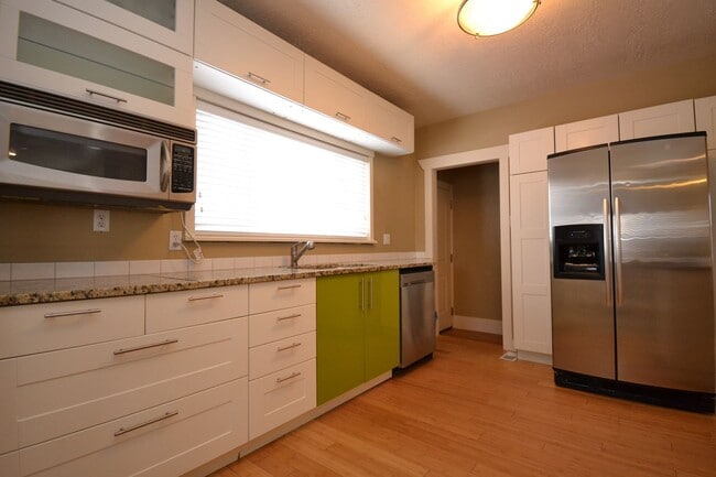 Photo - Charming 4 bed 2 bath cottage style home for rent!