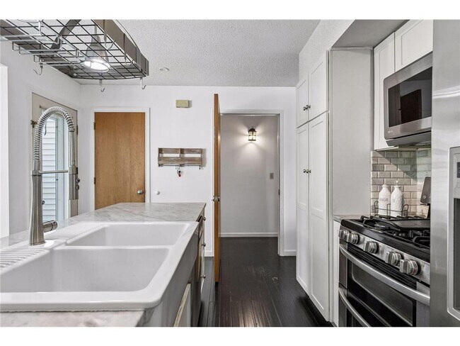 Photo - 925 Dartmouth Pl SE