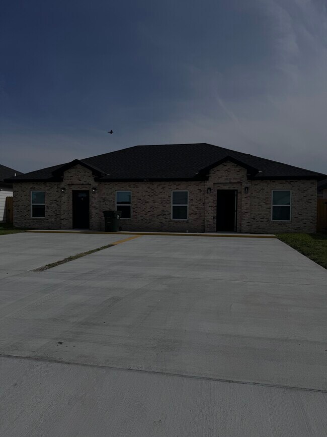 Photo - 2421 N Valley Cir House