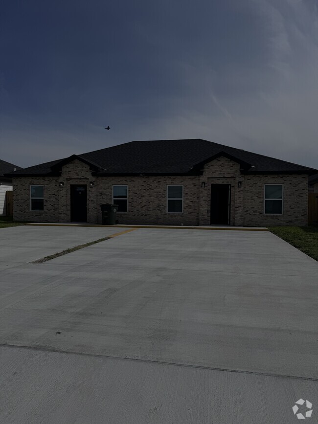 Building Photo - 2421 N Valley Cir Rental