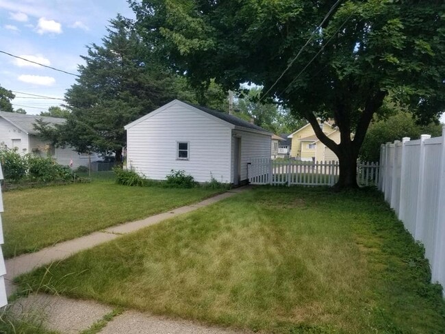 Building Photo - 2018 Wood St Rental