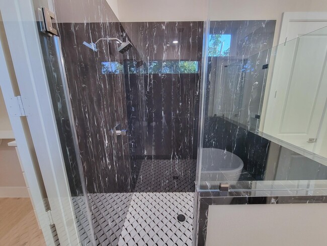 Photo - 5613 Leonard St