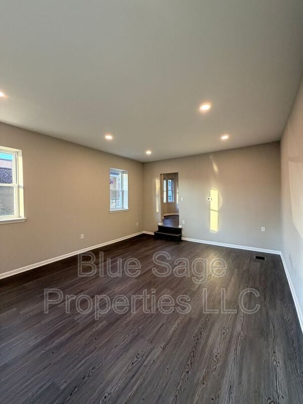 44 W Winona Ave