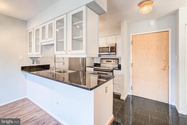 Building Photo - 2111 Wisconsin Ave NW Unit 608