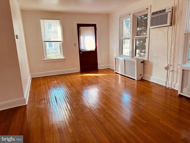 Building Photo - 1010 Girard Ave