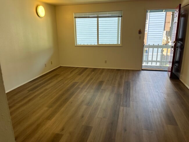 Living room to front door - 1948 Harris St Unit 1
