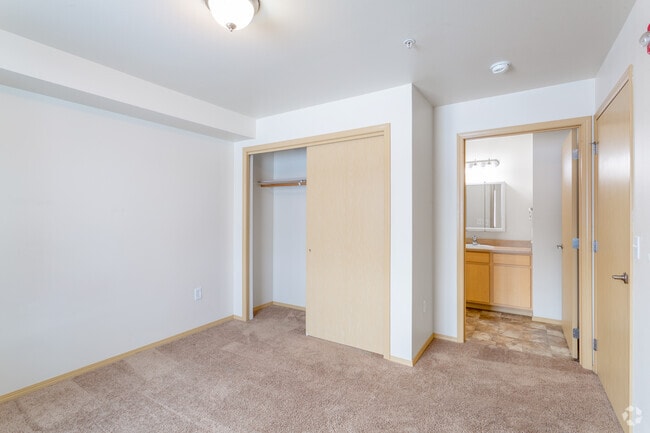 2BR, 2BA - 968 SF