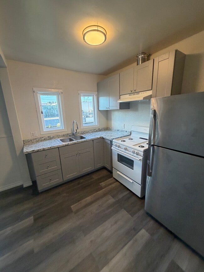 kitchen - 601 S Main St Unit 1