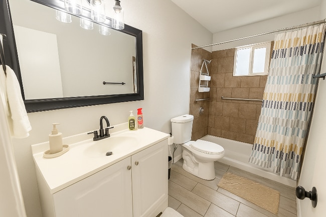 Photo - 1630 E 12th St