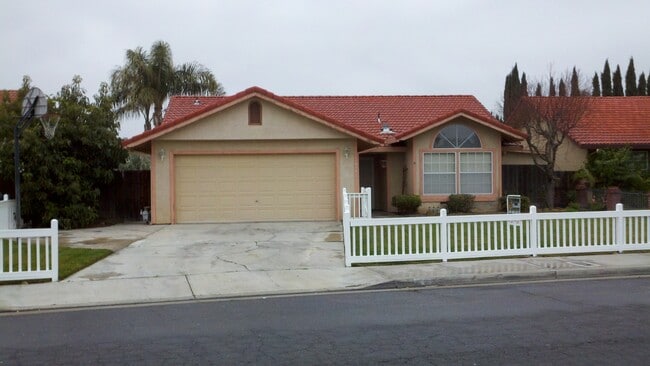 Building Photo - REDUCED!! 3 Bedroom 2 Bath with POOL! Rental