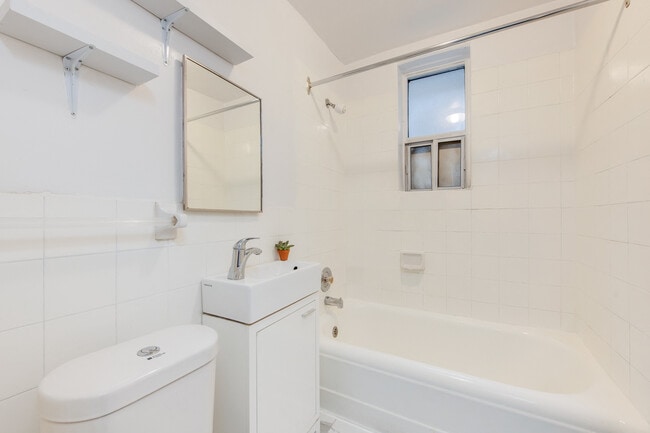 Photo - 1592 Bathurst Street