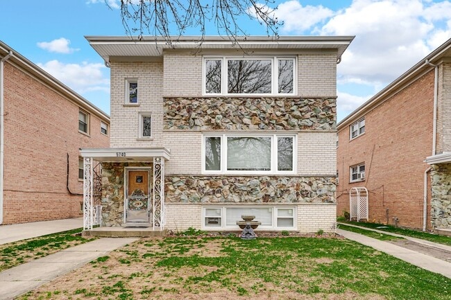 Building Photo - 5740 N Lowell Ave