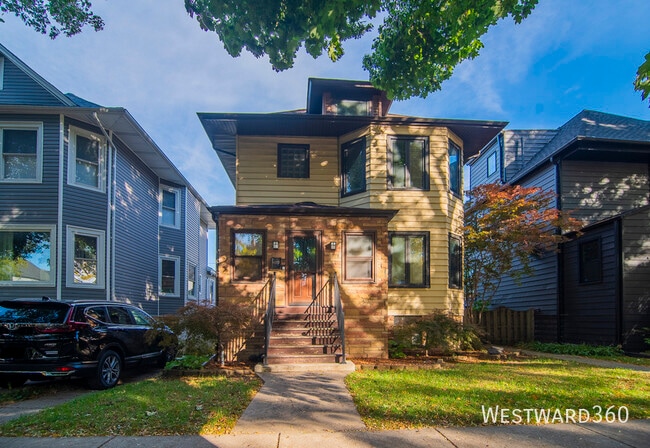 Building Photo - 4037 N Hamlin Ave Unit 2