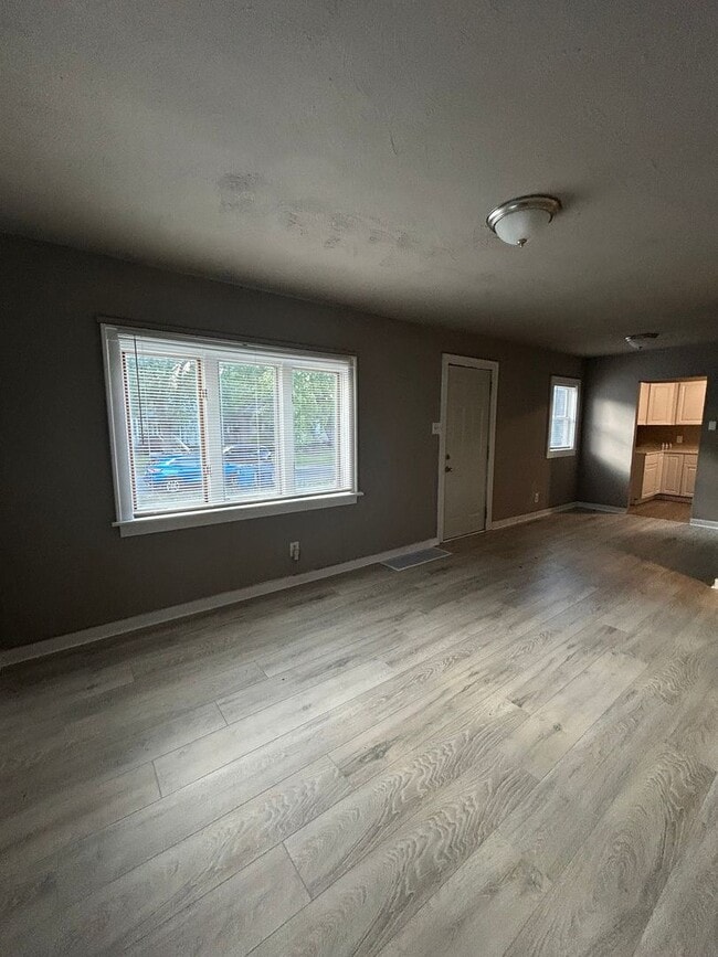 Photo - RENT THIS 2 BEDROOM ON A QUIET BLOCK!