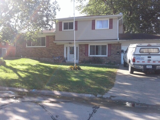 Photo - 4 Bedroom East Moline Home with Space Style and Comfort!