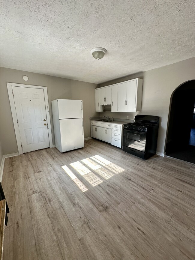 Building Photo - 810 E 8th St Unit C