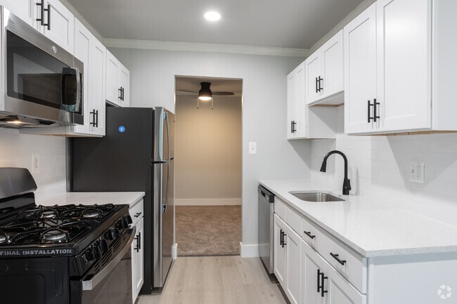 3BR, 2BA - 1,171SF