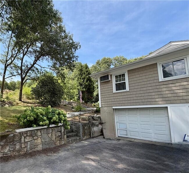 Photo - 256 Old County Rd