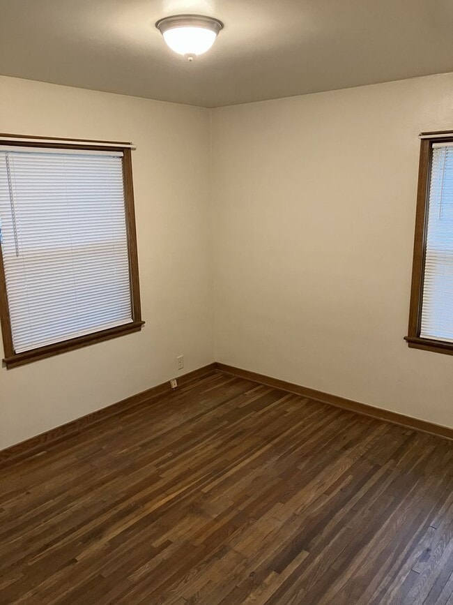 Building Photo - 605 13th St SW Unit Apt #1
