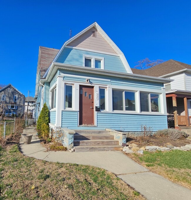 Building Photo - 930 3rd St