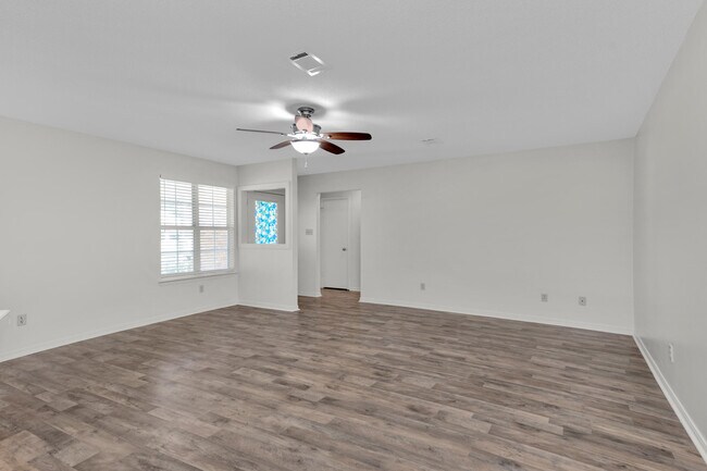 Photo - 202 Summer Ln