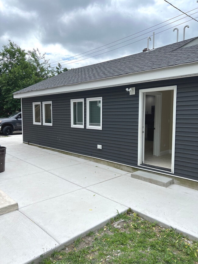 Building Photo - 1841 Grey St Rental