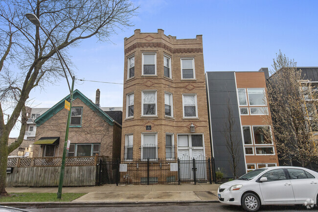 Building Photo - 2348 W Moffat St Rental