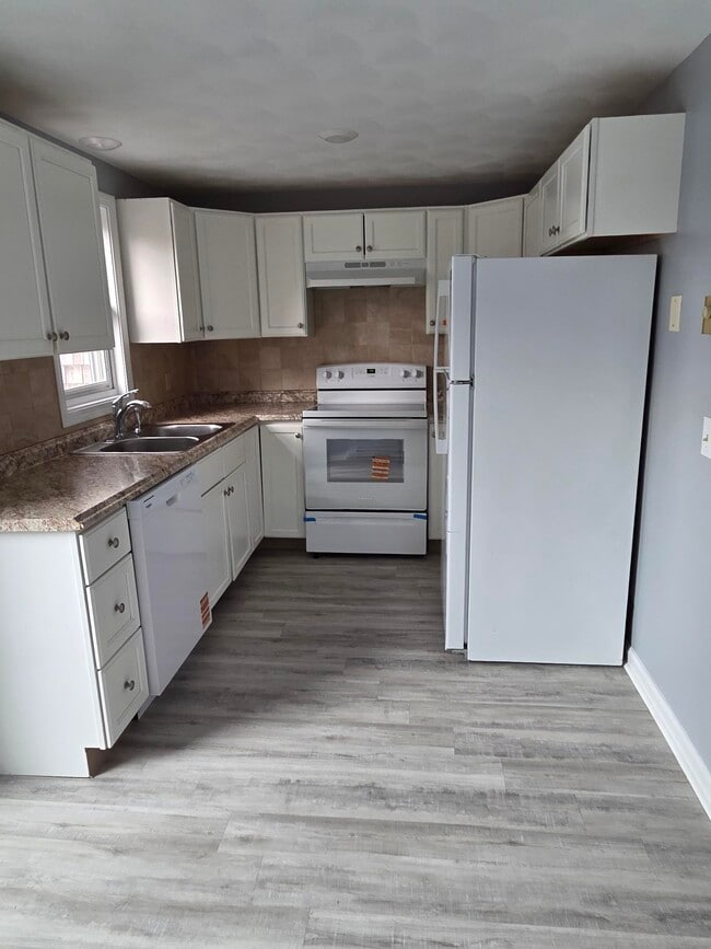 Photo - 471 W Shore Rd