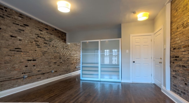 Building Photo - 736 W Addison St Unit 1