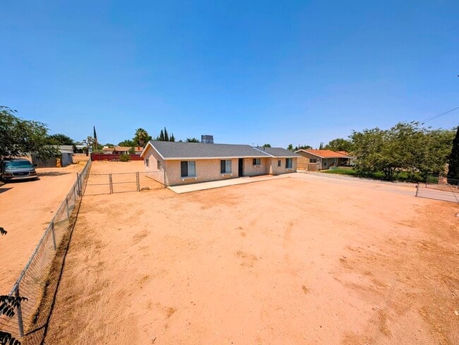 Building Photo - 4 bed with Dual master bedrooms and Solar ...