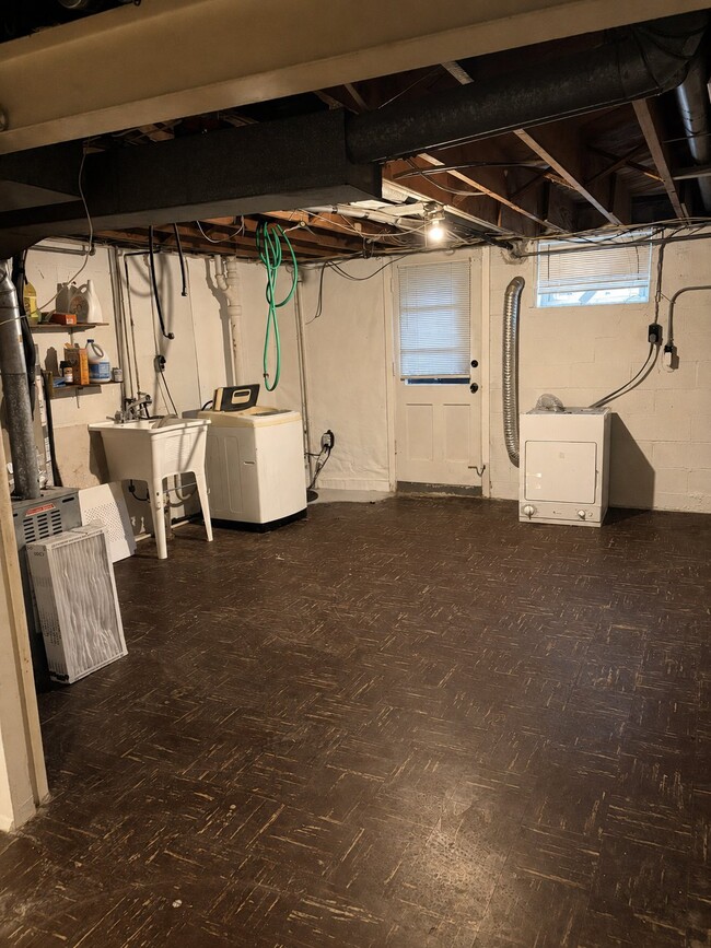 Photo - 4821 Williston St