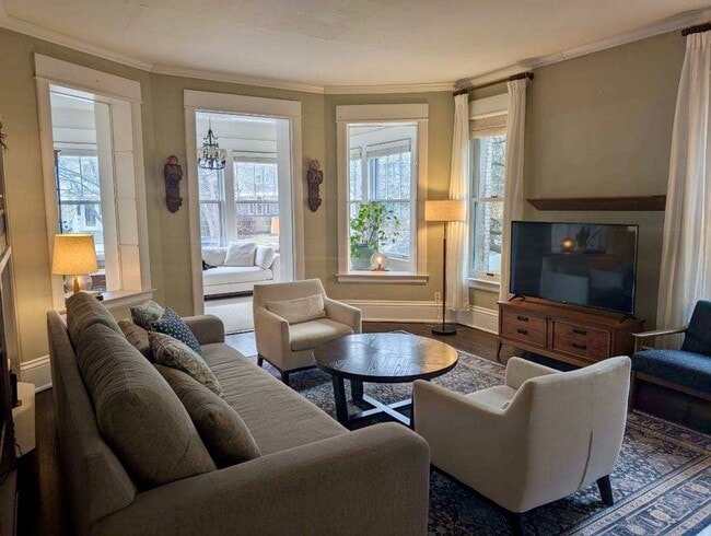 Photo - Stunning 3 bedroom main floor unit in prime Saint Paul location.