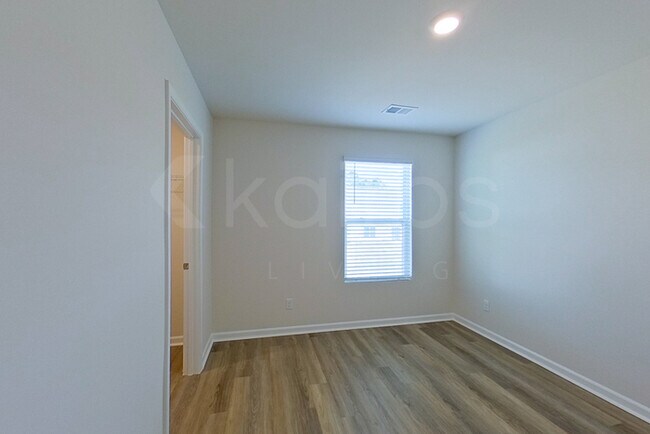 Photo - 127 Overstreet Way