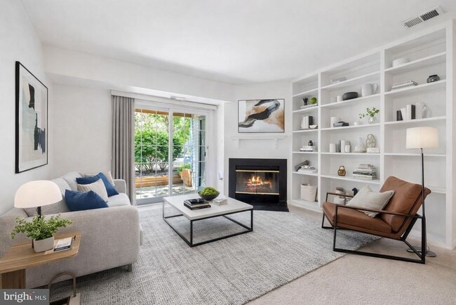 Building Photo - 6910 Victoria Dr Unit B