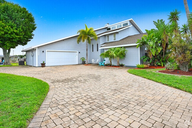 Building Photo - 1585 Sykes Creek Dr Rental