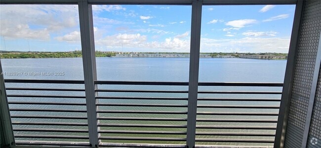 Building Photo - 1175 NE Miami Gardens Dr Unit 706 Rental