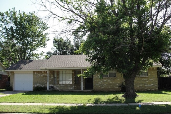 Building Photo - 3 bedroom 1 1/2 bath Home
