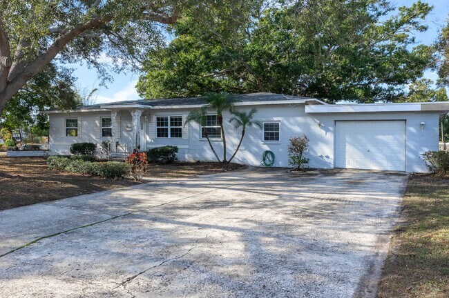 Building Photo - A 4 bedroom home in Leslee Lake, St Pete area