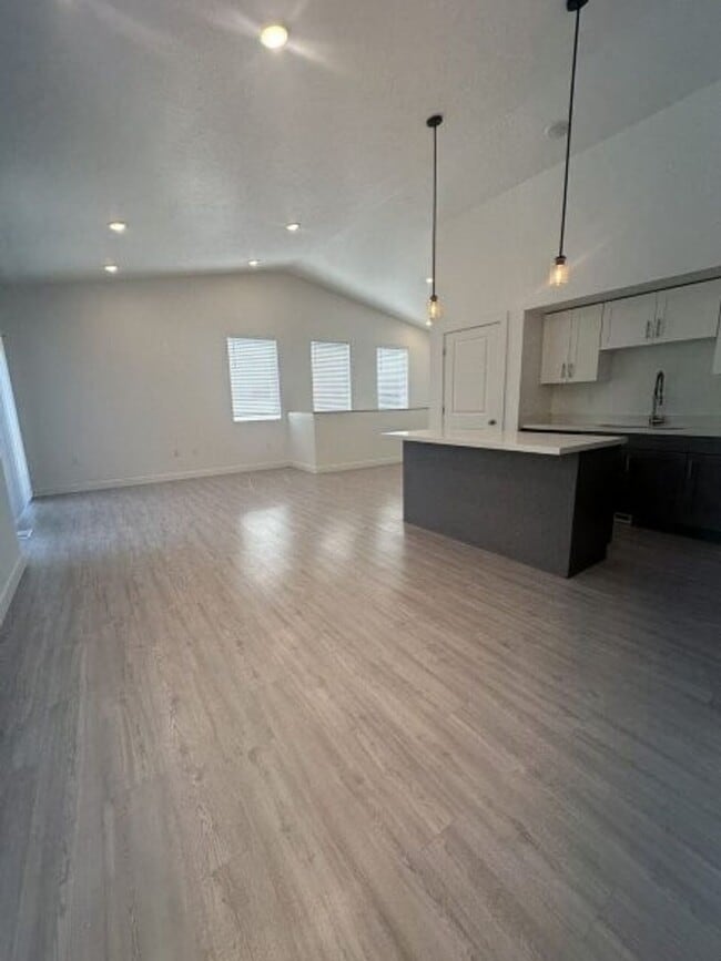 Photo - 572 E 3860 S