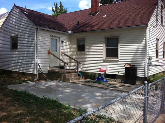 Photo - 3 Bed, 1 Bath w/2 bonus rooms - 5 min from Wright-Patt AFB, Cape Cod style in Riverside