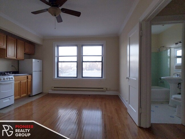 Building Photo - 4542 N Damen Ave