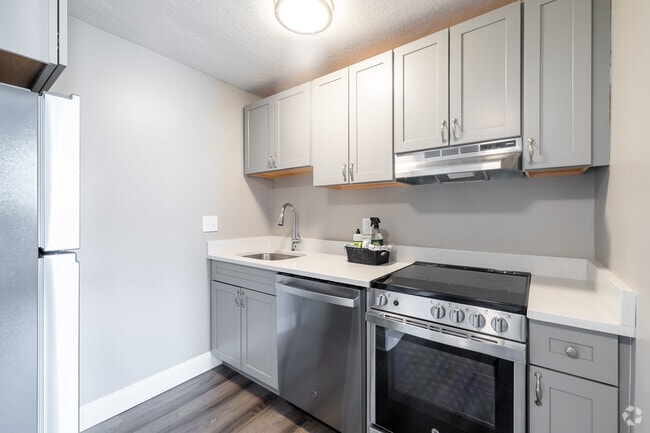 2BR, 1BA - 750SF - Kitchen - Reservoir Court